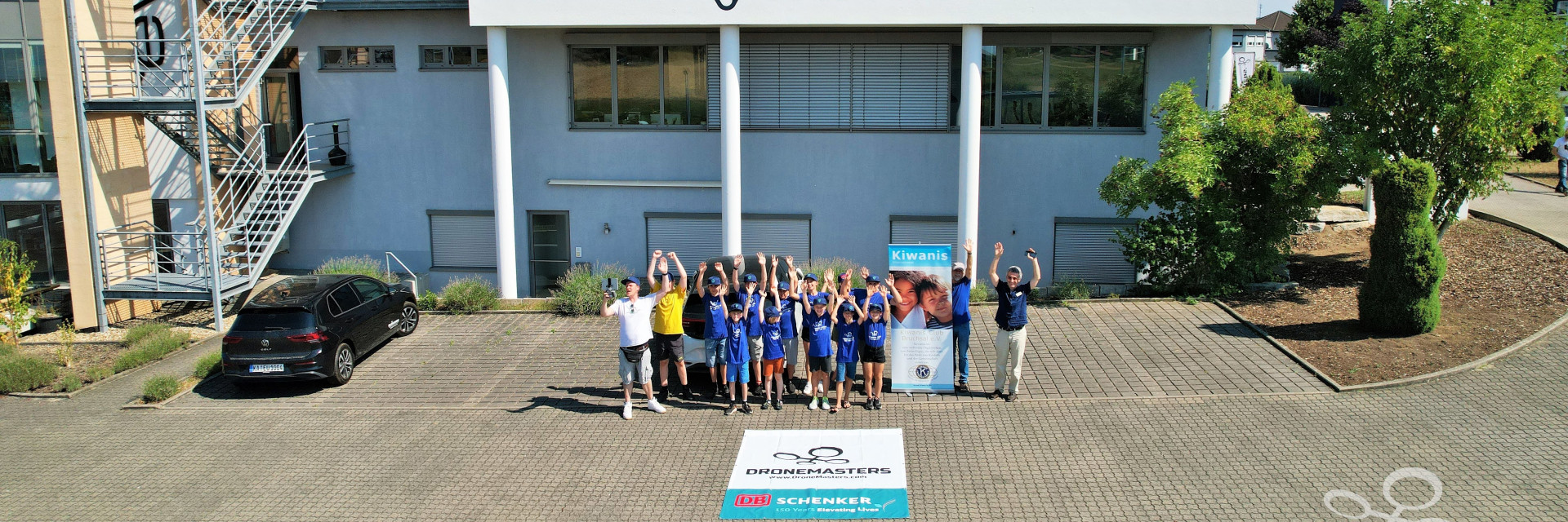 Die erfolgreichen Absolventinnen und Absolventen des DroneMasters Academy Ferienkurses bei Volocopter in Bruchsal