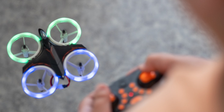 Ein Teilnemer des DroneMasters Academy Ferienkurses in Hamburg steuert eine kleine Drohne