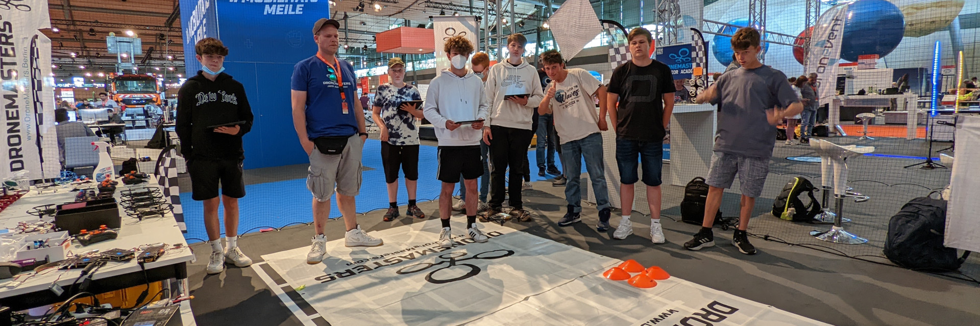 Besucher der Ideen Expo lernen bei der DroneMasters Academy die Steuerung von Drohnen kennen