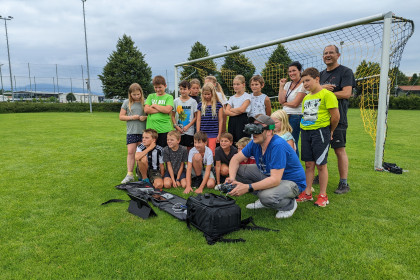 Gruppenfoto nach einem spannenden Tag mit Drohnen