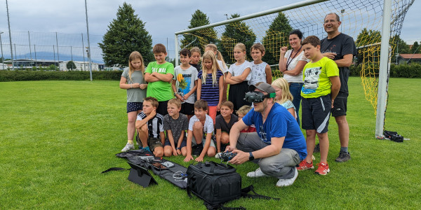 Gruppenfoto nach einem spannenden Tag mit Drohnen