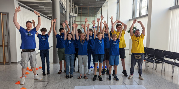 Erfolgreiche Absoventinnen und Absolventen des DroneMasters Academy Ferienkurses