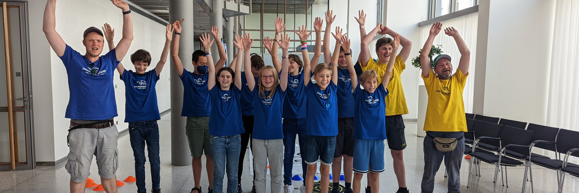 Erfolgreiche Absoventinnen und Absolventen des DroneMasters Academy Ferienkurses