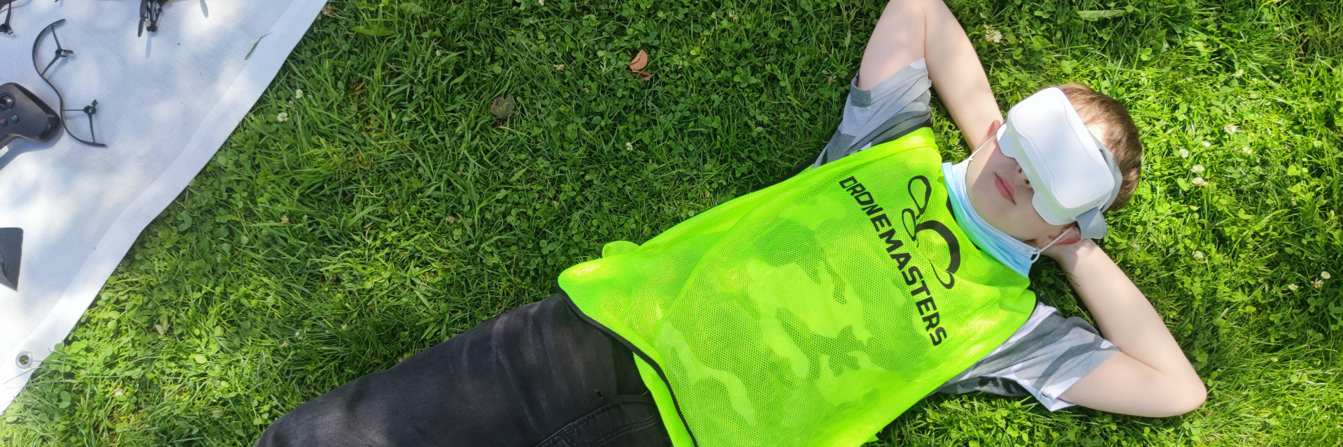 Kinder bauen ihre Drohnen im Hamburger Ferienkurs