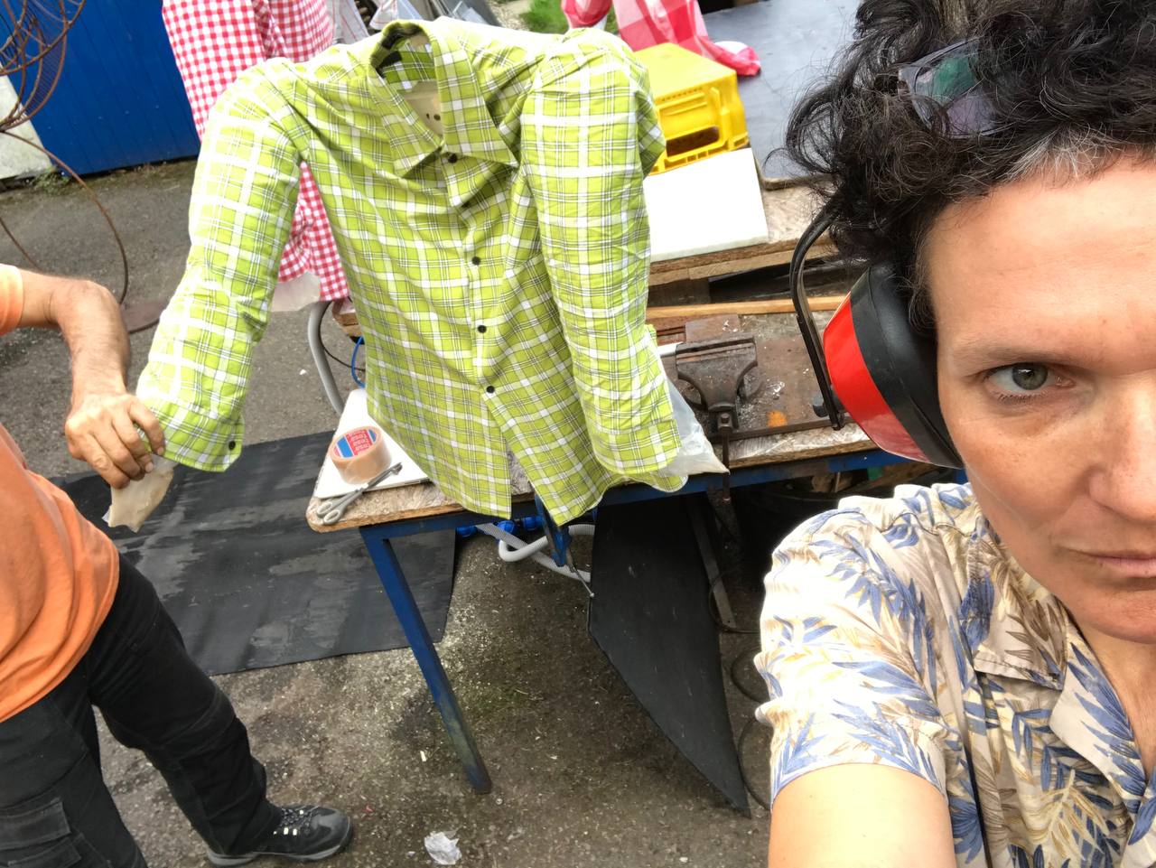 Teammitglied Anne mit Gehörschutz bei der Arbeit