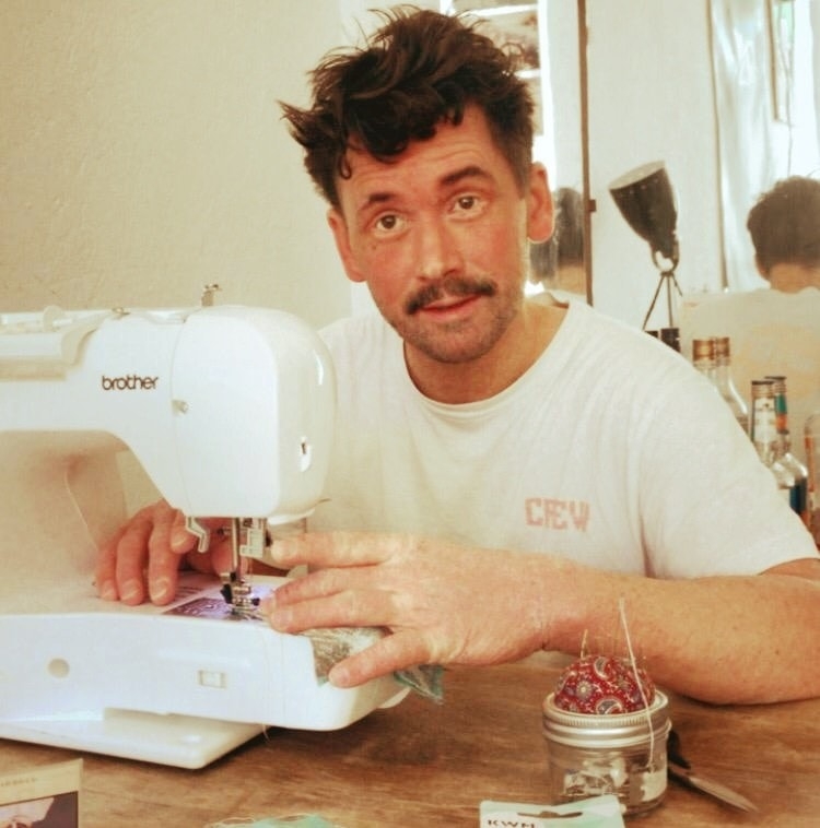 Teammitglied Marcus arbeitet an einer Nähmaschine in der Werkstatt