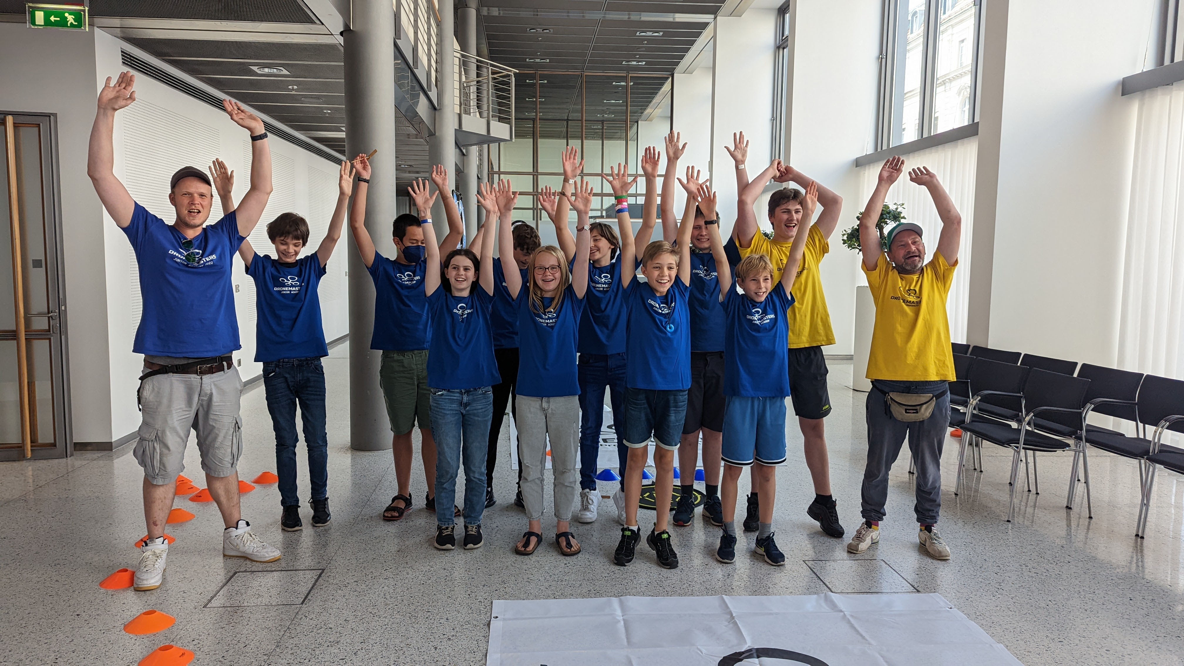 Erfolgreiche Absoventinnen und Absolventen des DroneMasters Academy Ferienkurses